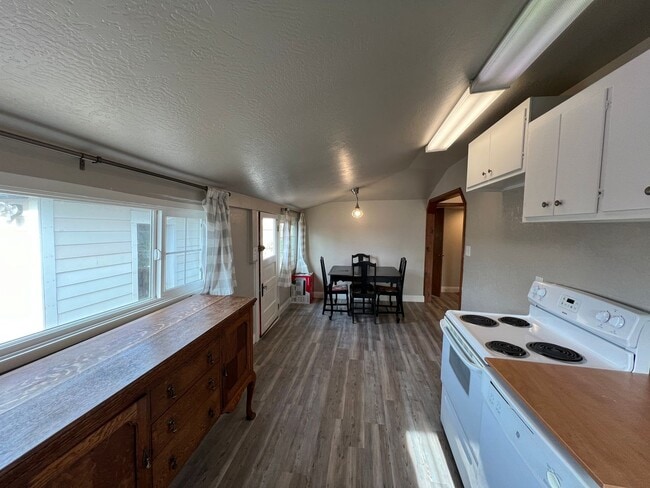 Building Photo - Nostalgic 3-bedroom Farmhouse in Hughson!