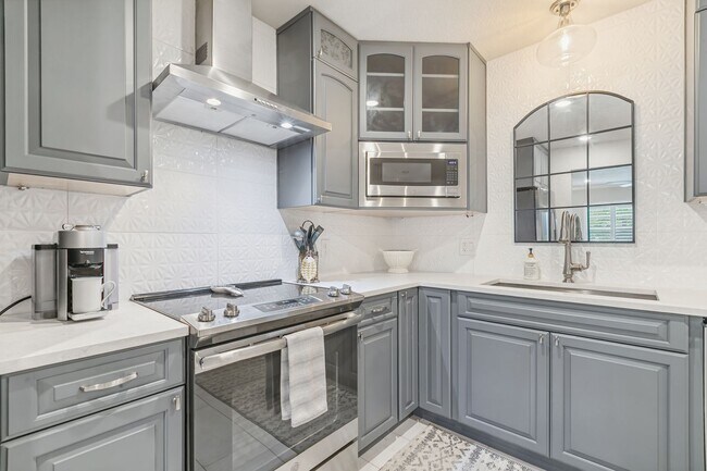 Building Photo - BEAUTIFUL FIRST FLOOR, 2-BEDROOM APARTMENT IN OLMOS PARK