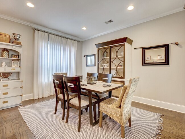 Building Photo - Charming 4 Bedroom Cottage Available in Og...