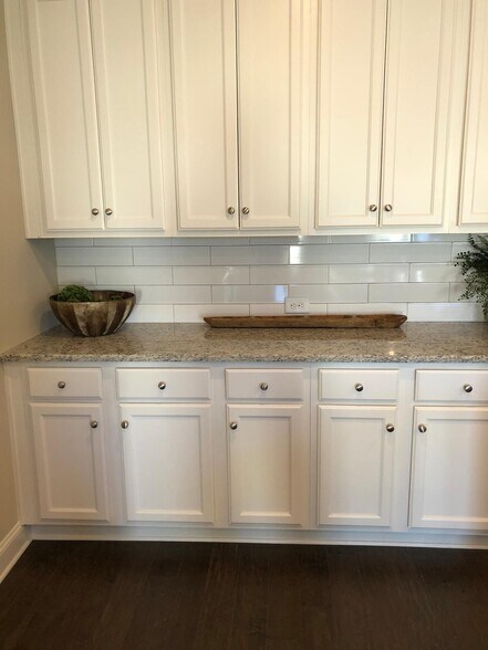 Kitchen Counter Space - 2904 Weyhill Trl