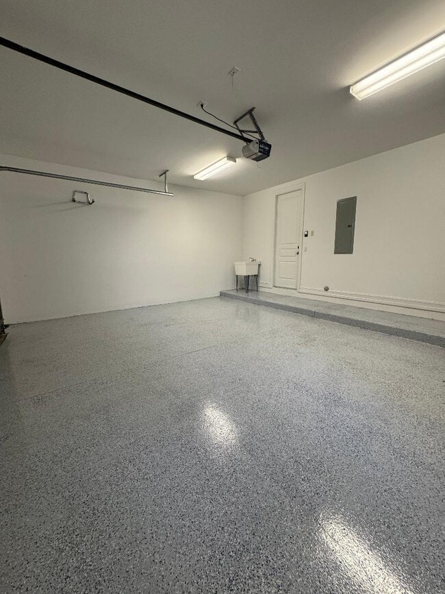 Building Photo - 304 W Mallory Cir