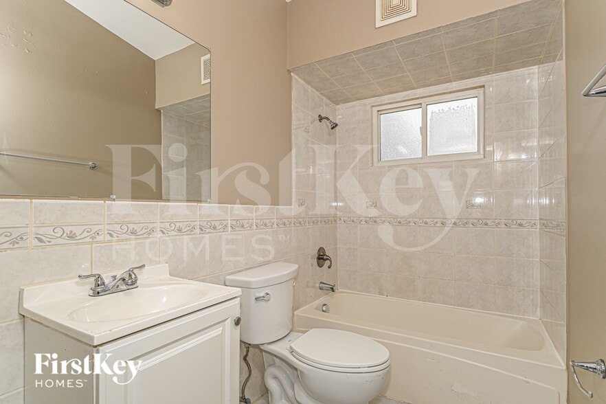 Building Photo - 2560 Pheasant Dr