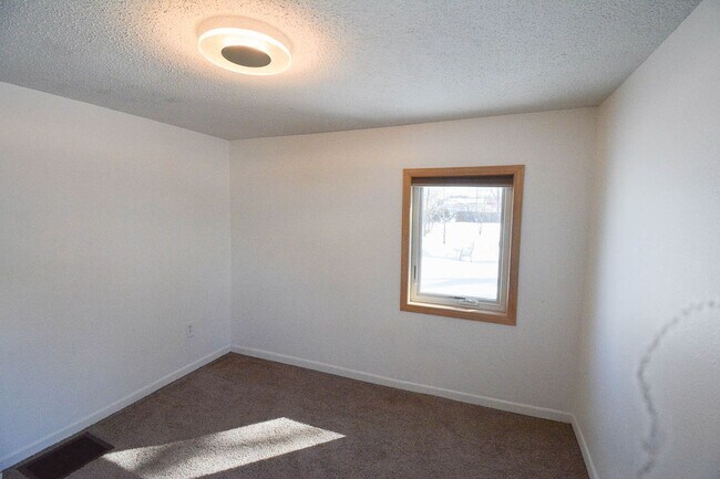 Building Photo - Cozy 2 Bedroom SE Rochester Home with Incredible Yard!