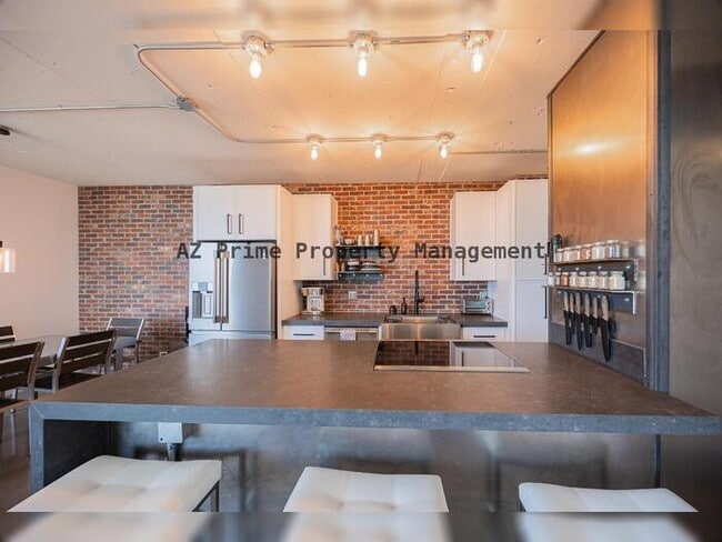 Building Photo - 207 W Clarendon Ave