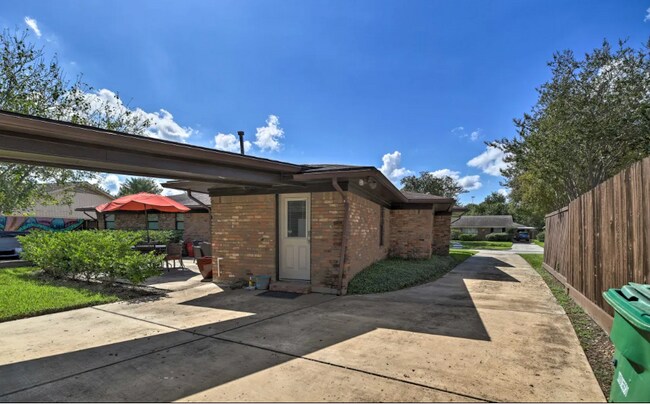 Building Photo - 4018 Leeshire Dr