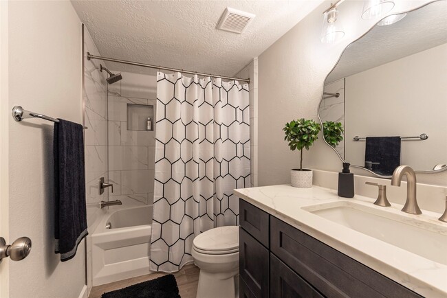 Building Photo - 723 Davis Rd