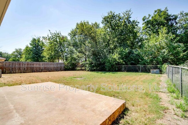 Building Photo - 1332 E Brooks St