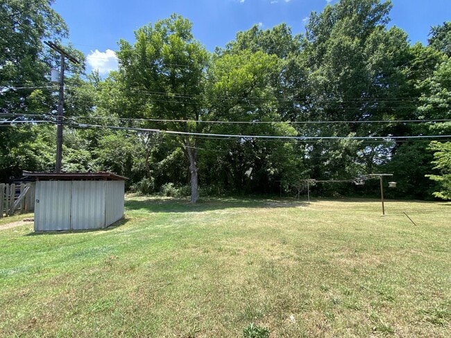 Building Photo - Cute two bedroom house in quiet neighborhood