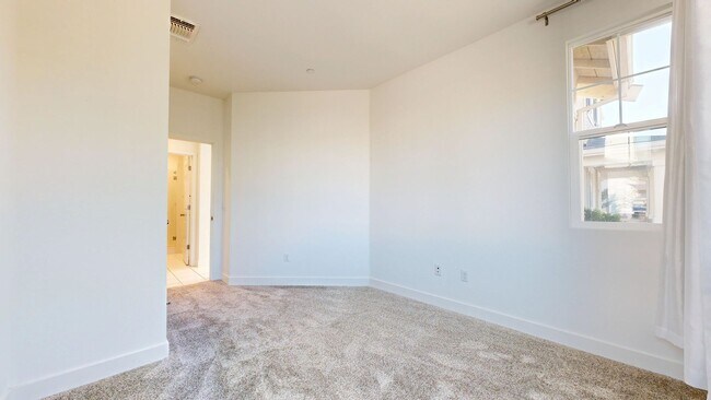 Building Photo - Bright & Beautiful 4 Bedroom 3 Full Bathroom Home!