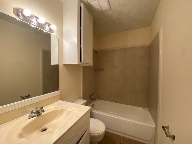 Building Photo - Charming 3 bed/2 bath home for rent in the Old River Manor subdivision in Channelview,