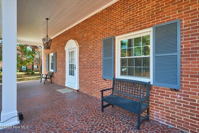 Building Photo - 300 Dogwood Ln