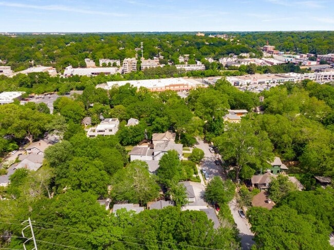 Building Photo - 827 Monroe Dr