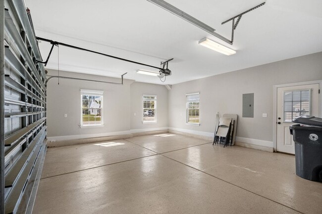 Building Photo - Spacious 4BR/3BA Home in Myrtle Beach – 2,550 Sq Ft & Screened Porch