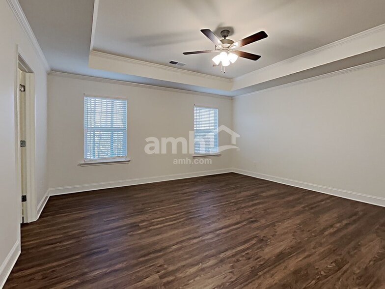 Building Photo - 5175 Valley Dr