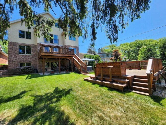 Building Photo - 611 S Oakwood Ave