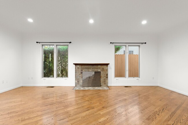 Building Photo - (Ellie:B) 900-902 Havenhurst Drive &amp; 8117 Willoughby Avenue