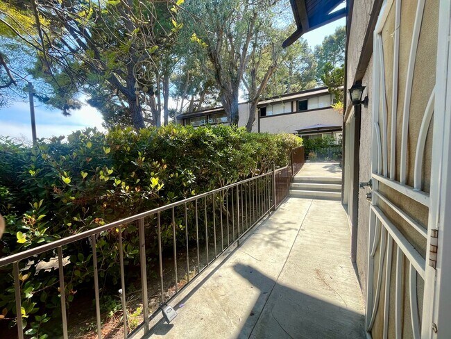 Building Photo - 382 Miraleste Dr