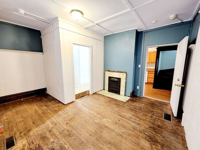 Building Photo - 5 Bedroom/ 2 Bathroom House - Downtown Available - 06/04/2026