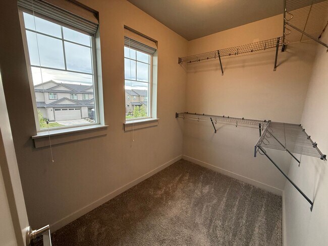 Building Photo - Beautiful 3 Bed/2.5 Bath Townhome - NE Bend