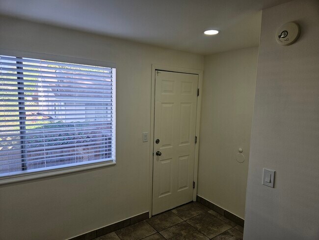 Building Photo - Roy Duplex