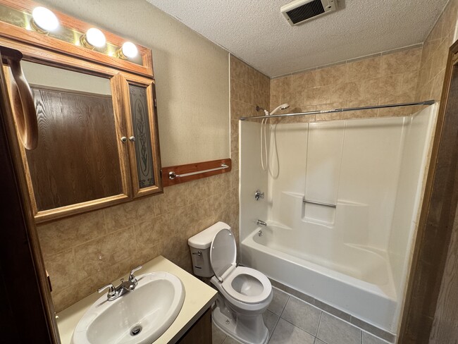 Building Photo - 975 Meriden Rd