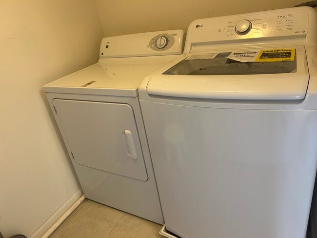 Building Photo - 1088 N Claremont Dr