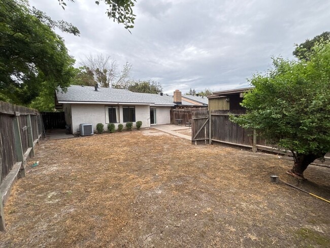 Building Photo - CHARMING 3 BEDROOM 2 BATHROOM SINGLE-STORY IN STOCKTON!