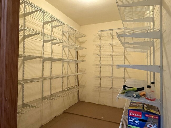 Building Photo - One Level Home! 3or 4 bedroom 1 bath with extra-large den, garage and extra storage on almost an ...