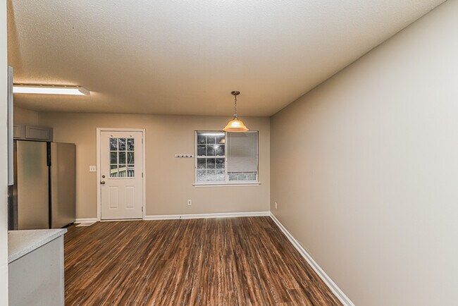 Building Photo - Fantastic 3bd/2ba home! Let yourself in!