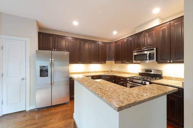 Building Photo - Stunning Centreville Townhome With Excellent Commuter Access