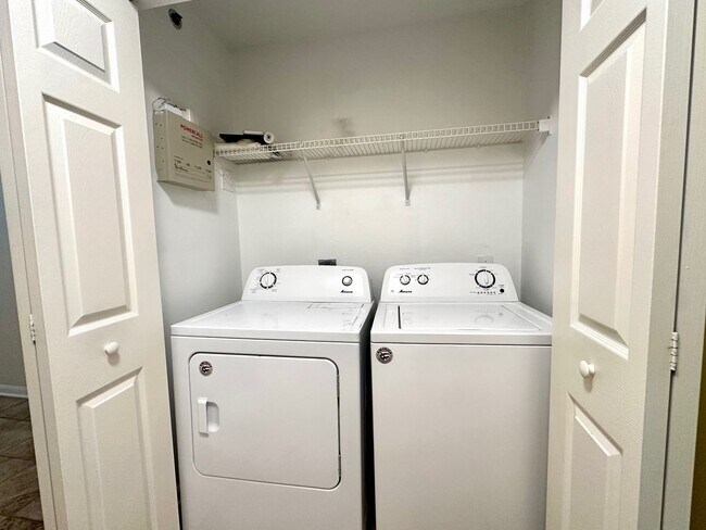 Building Photo - 1 Bed/1 Bath Condo. You'll Love This Commu...