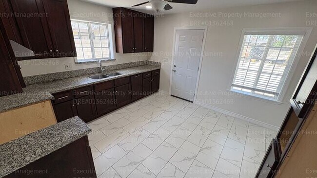 Building Photo - 2 bedroom 1 bathroom house located in the 93307 zipcode near E Brundage Ln/ Madison St