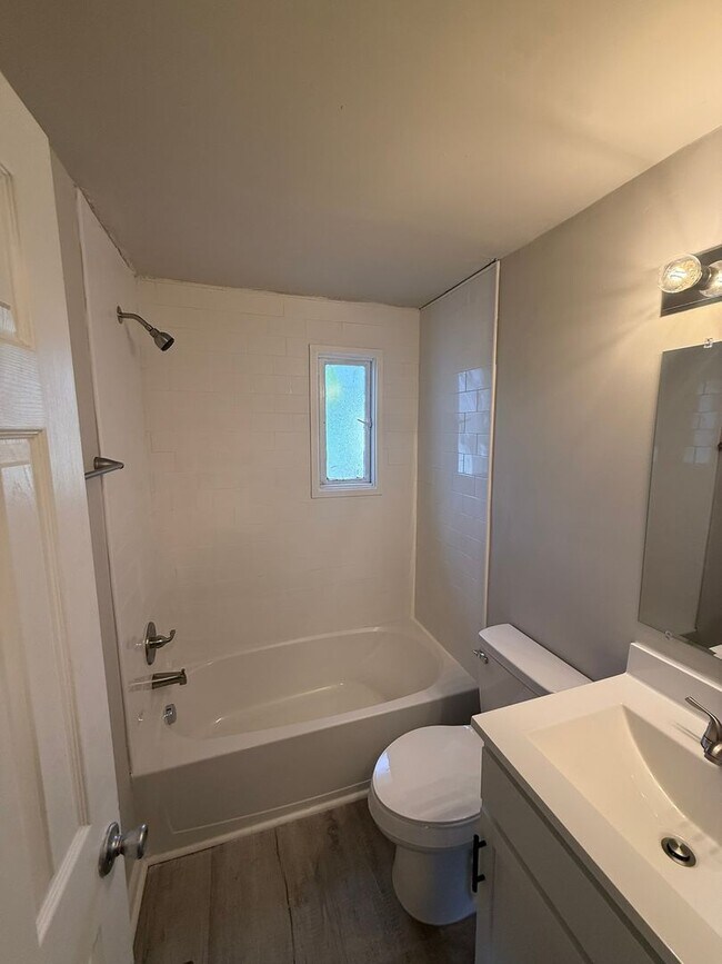 Building Photo - 1104 S Lombardy St