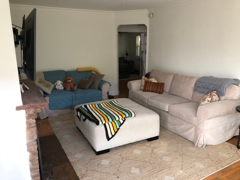 Living Room - 5507 Noble Ave