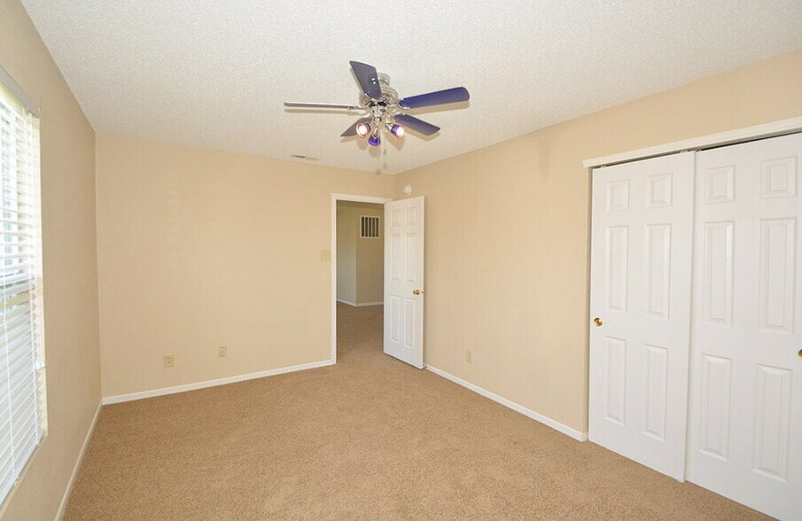 Building Photo - 5660 Grassy Bank Dr