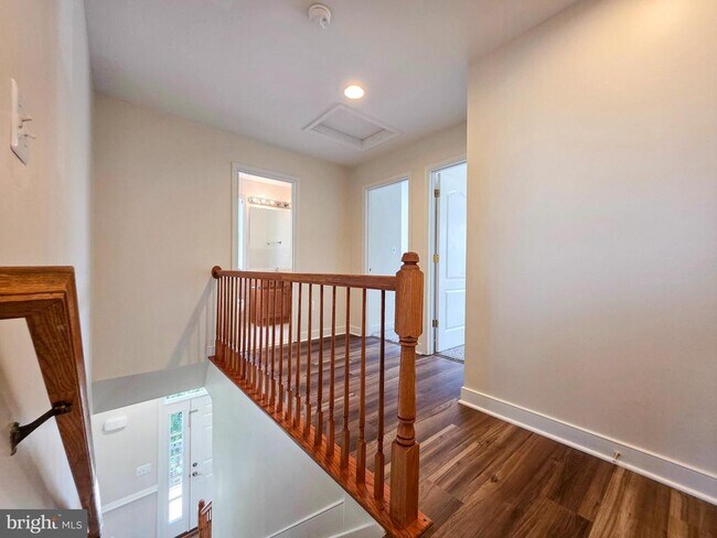 Building Photo - 3300 Broker Ln