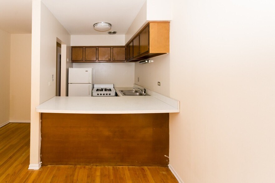 Building Photo - 675 W Wrightwood Ave