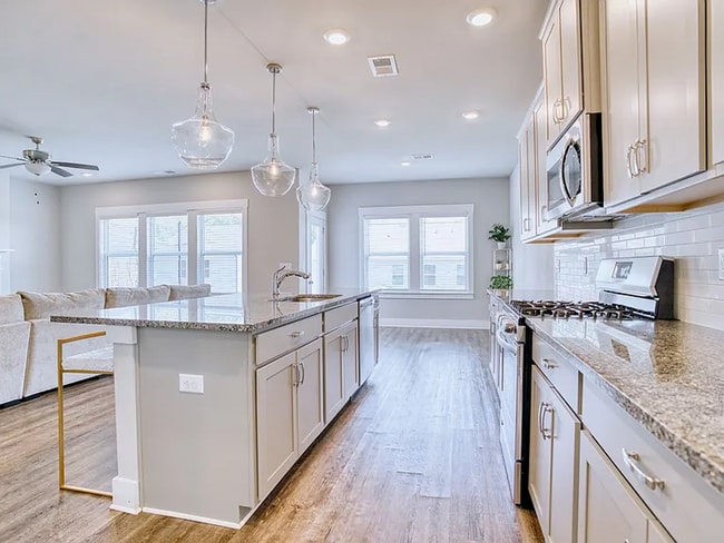 Building Photo - Immaculate Home