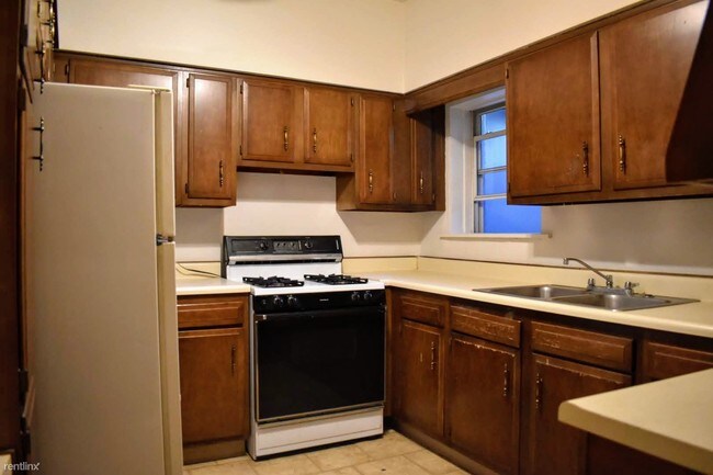 Building Photo - 2 br, 1 bath Apartment - 47 Bates Street #2