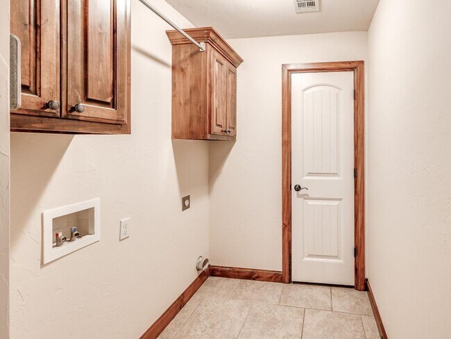 Building Photo - 2121 Mill Creek Way