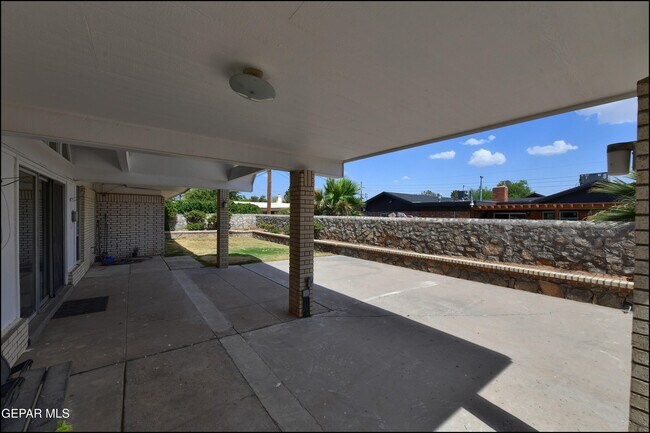 Building Photo - 8400 Parkland Dr