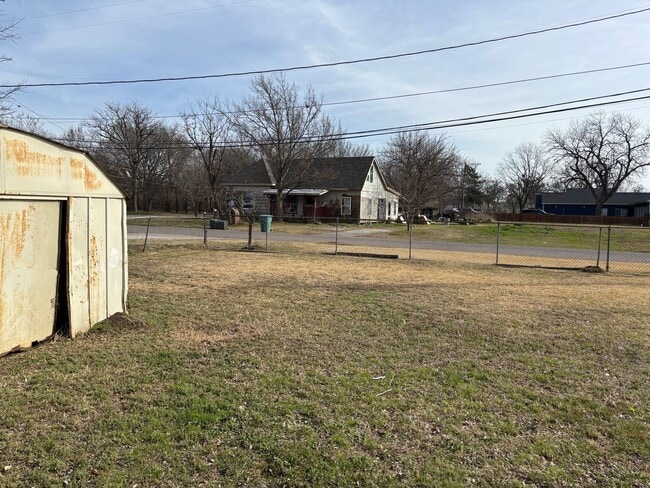 Building Photo - 3/2 Near Downtown Sherman!