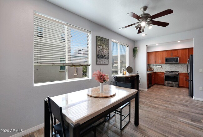 Building Photo - 615 E Portland St