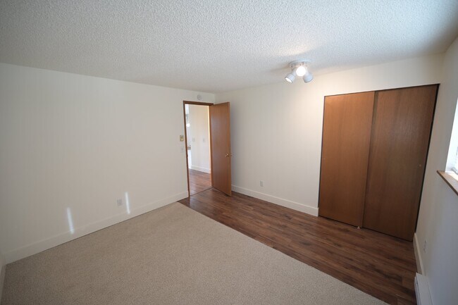 Building Photo - 2 bed 1 bath condo in 55+ community- ALL U...