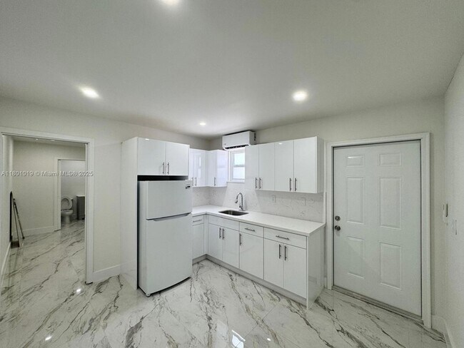 Building Photo - 11000 SW 47th Terrace