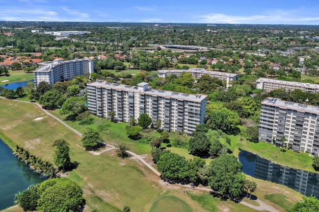 Building Photo - 3520 Oaks Way