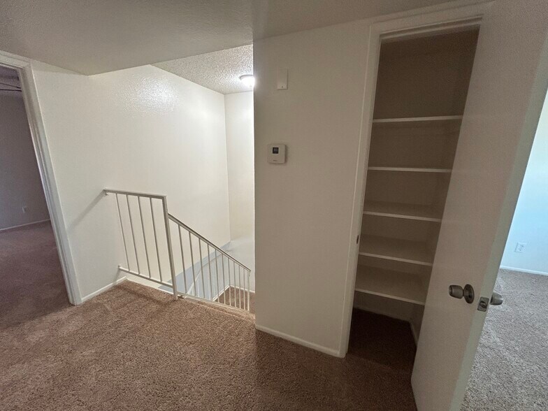 Building Photo - 4740 W Rose Ln