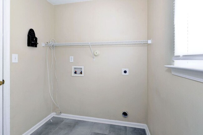 Building Photo - Spacious & Updated Hampton Home