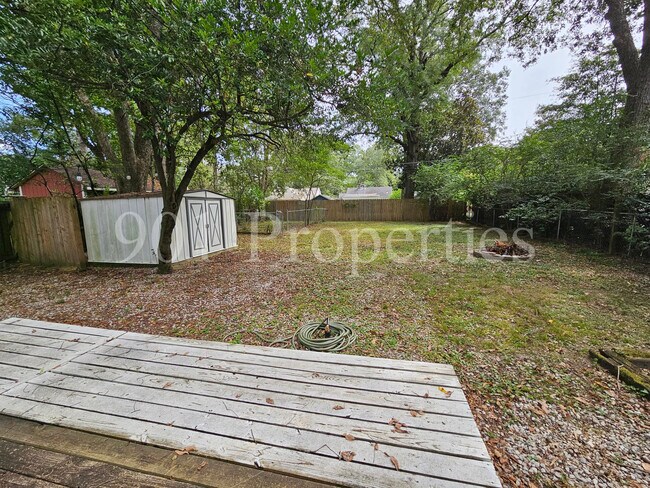 Building Photo - 582 Loeb St