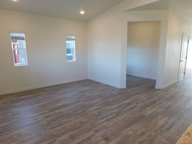 Building Photo - WALKING DISTANCE TO COMMUNITY